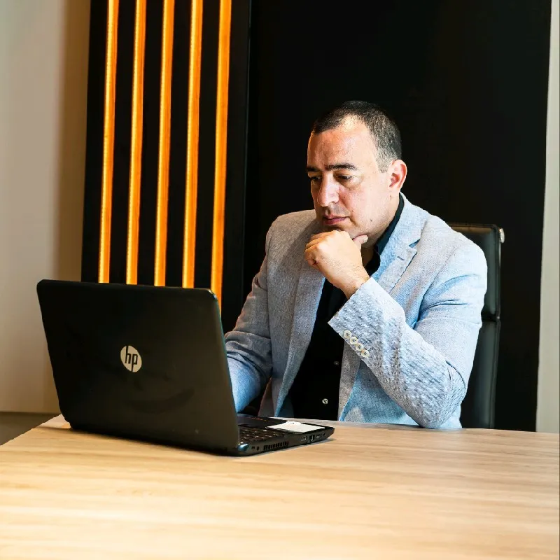Tadeo Molinas, referente de Target Group, trabajando en su oficina